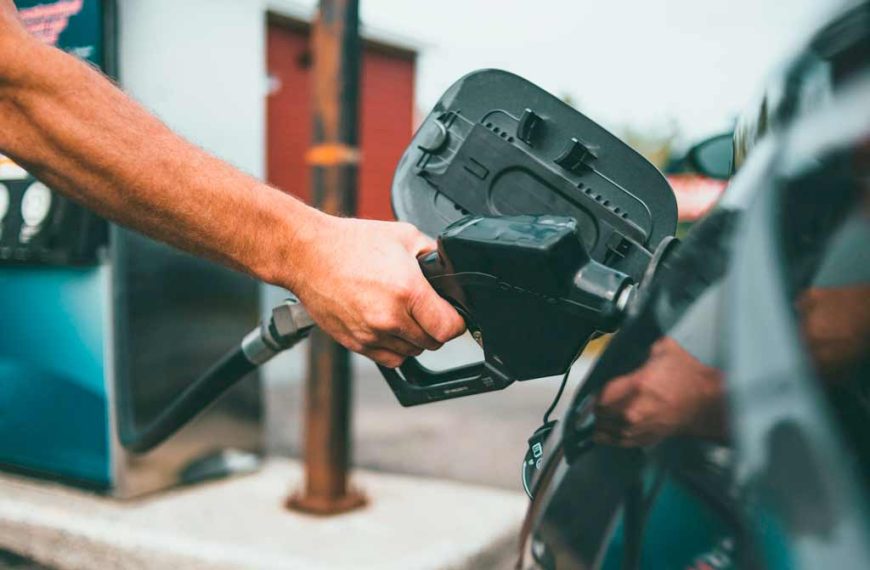 onductor repostando gasolina en estación de servicio para ahorrar en carburante.