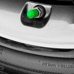 ¿Por qué algunos coches tienen tapones verdes en las ruedas? Significado y ventajas reales