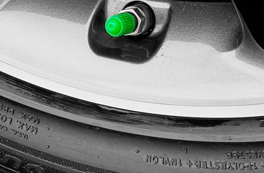 tapón verde en la rueda de un coche indicando neumático inflado con nitrógeno