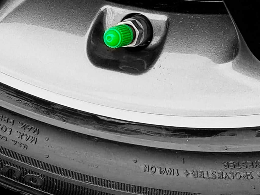 ¿Por qué algunos coches tienen tapones verdes en las ruedas? Significado y ventajas reales