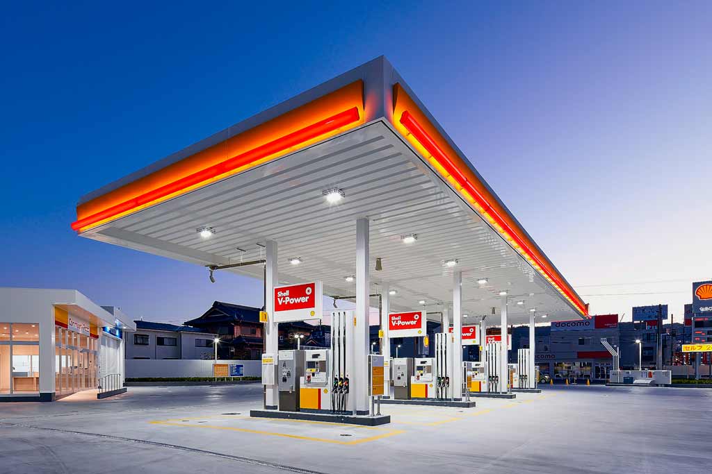 Gasolinera con precios actualizados de gasolina y diésel en España