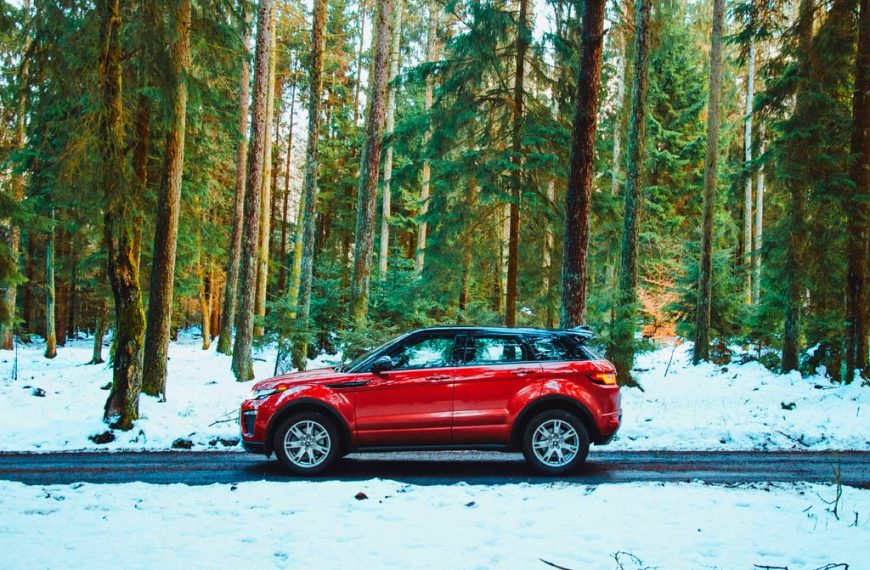 SUV circulando por carretera nevada equipado con neumáticos de invierno