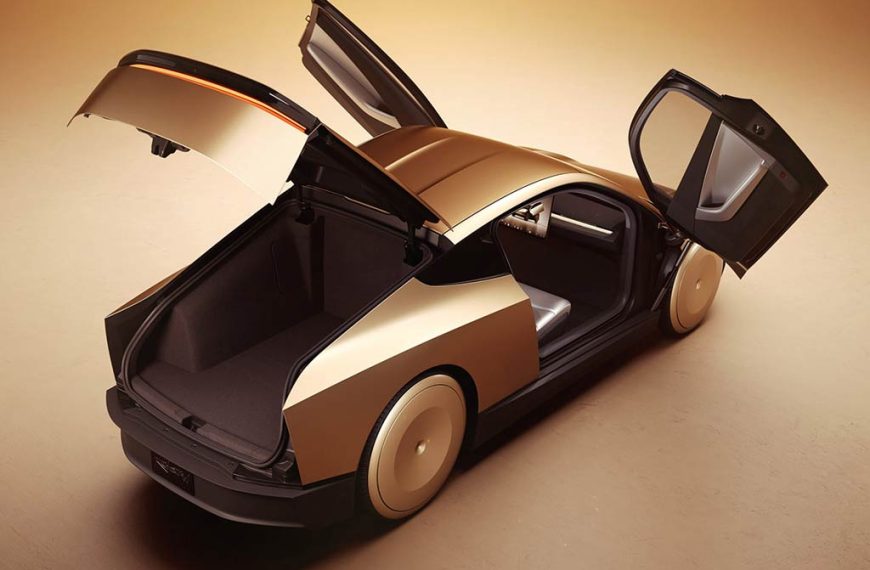 Prototipo de robotaxi autónomo de Tesla estacionado sin conductor.