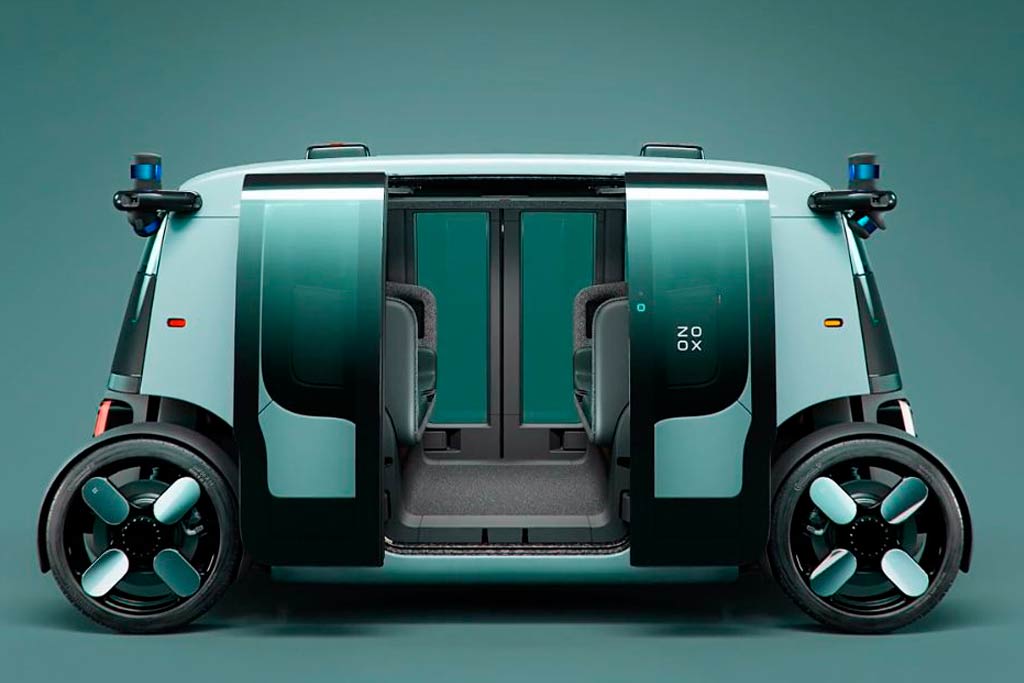 Robotaxi Zoox de Amazon aparcado, vehículo autónomo sin volante ni pedales.