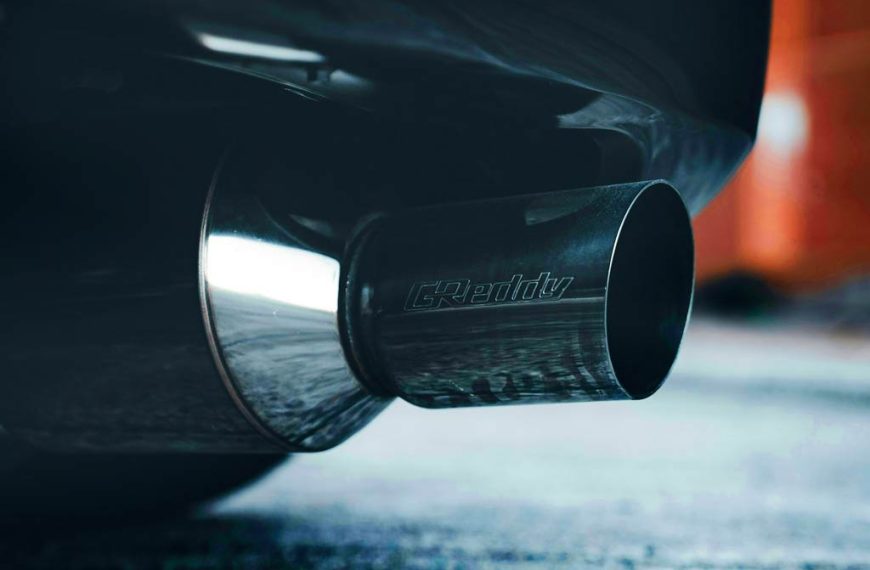 Emisiones de CO₂ saliendo del tubo de escape de un coche de combustión.