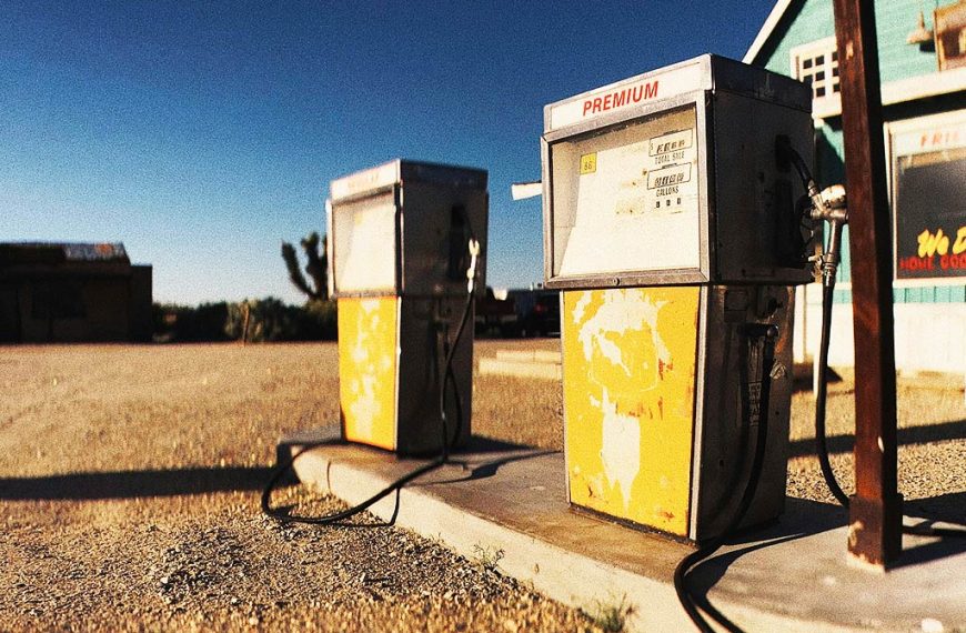 Surtidores de gasolina y diésel en una estación de servicio