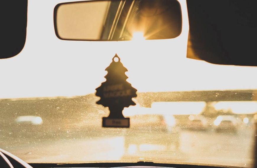 Ambientador colgado del retrovisor interior de un coche