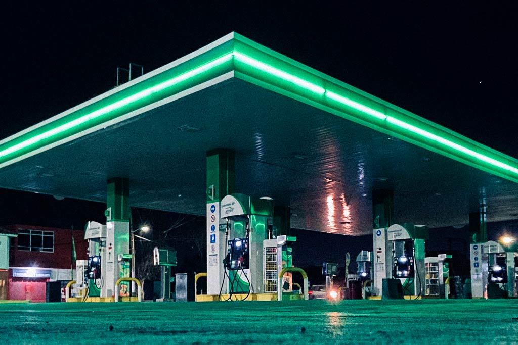 Gasolinera con surtidores