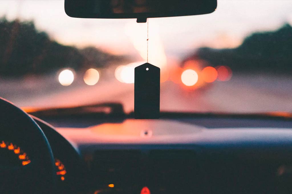 Adorno colgado del retrovisor interior de un coche