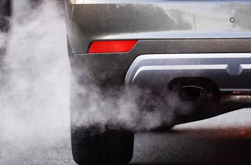 humo saliendo del tubo de escape de un coche
