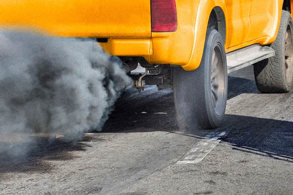 tubo de escape emitiendo humo en un vehículo