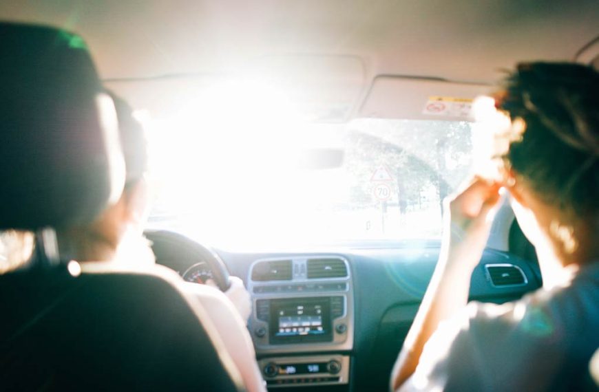 uso del aire acondicionado en un coche durante una ola de calor